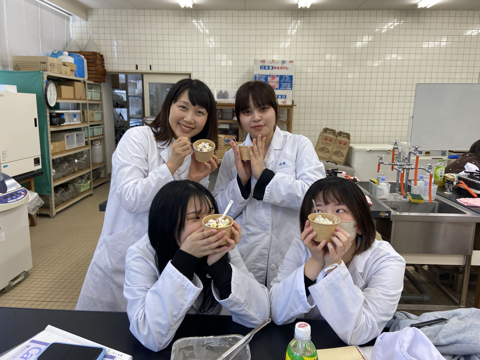 加工実習でアイスクリームを作った時の一枚。班員で協力して作ったアイスクリームは最高においしくて、おいしいおかげで仲良くなれました。