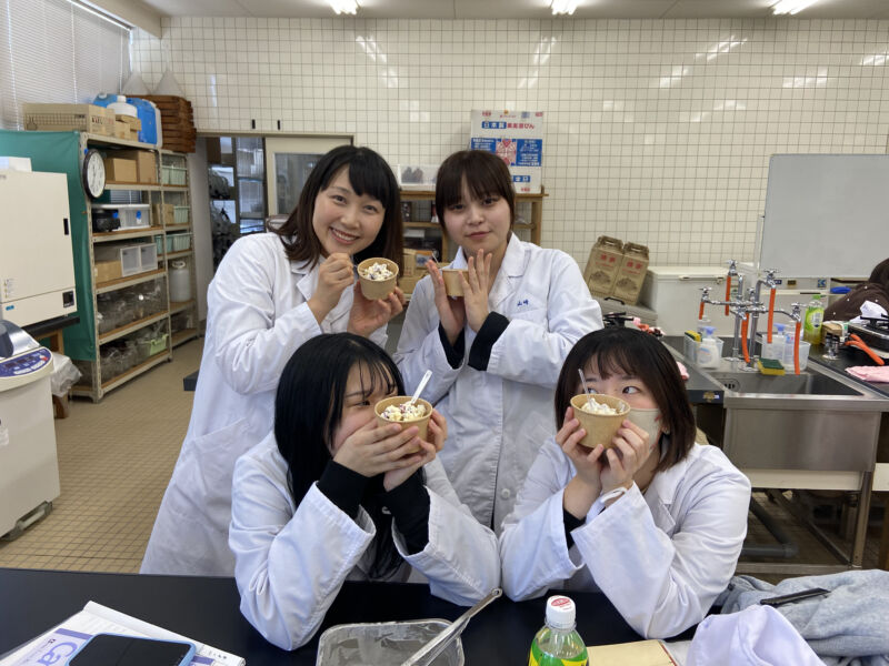 加工実習でアイスクリームを作った時の一枚。班員で協力して作ったアイスクリームは最高においしくて、おいしいおかげで仲良くなれました。